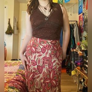 gorgeous pink paisley prink skirt with pockets! 💟🪩